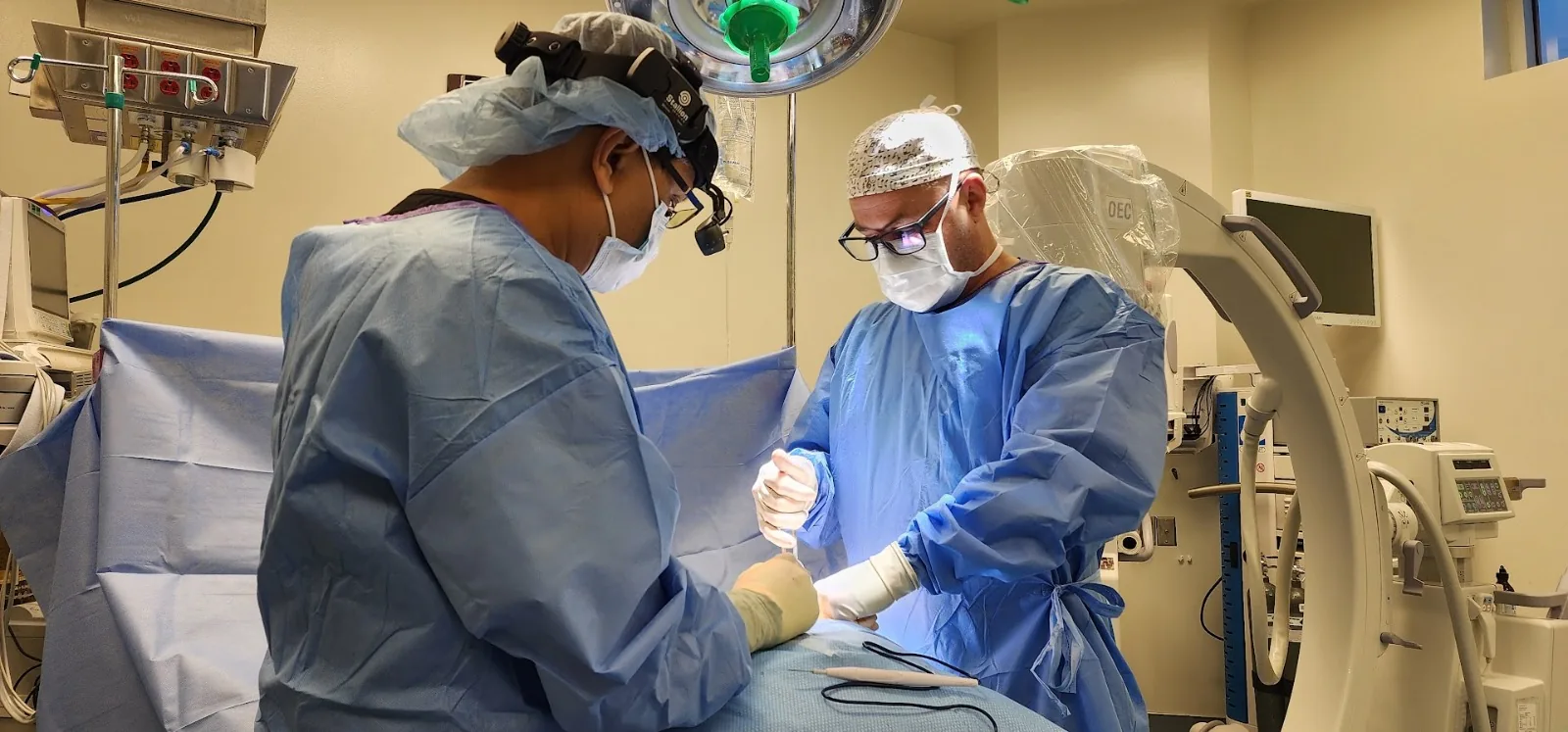 Hinkapin Health surgeons performing a procedure in the operating room